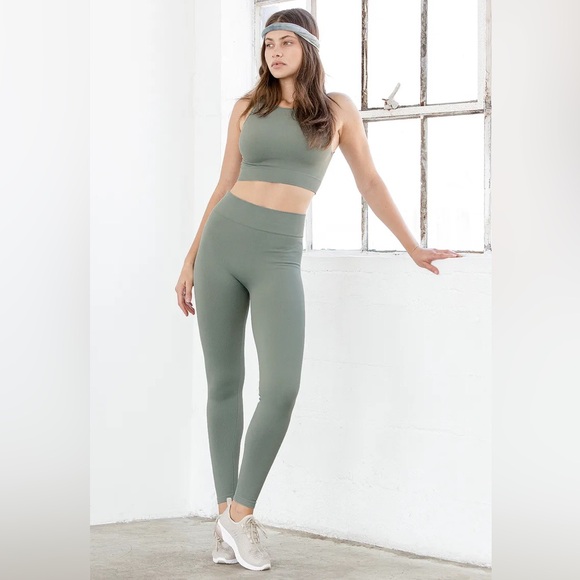 Lulus Pants - SET Lulus to the core sage legging and sports bra set